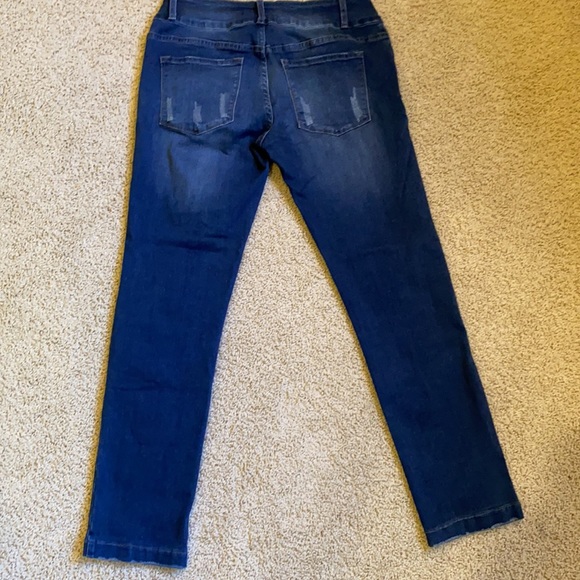 KanCan Wms Jeans. Size 9/ 28. Dark jeans. Distressed detail. GREAT CONDITION. - Picture 6 of 10